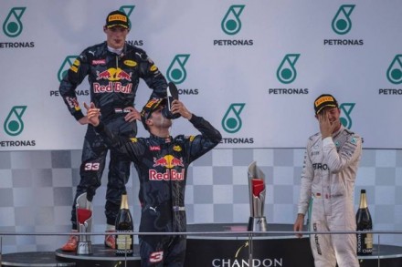 F1: Ricciardo vince in Malesia e brinda con la scarpa